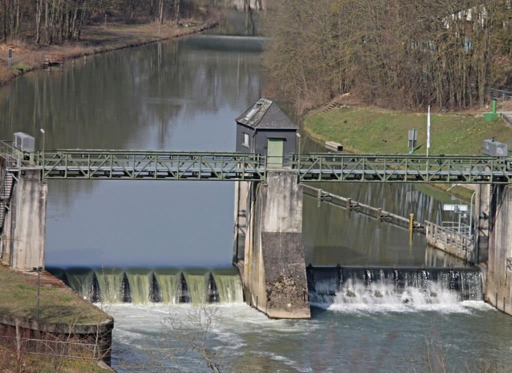 fluss_mit_stauwehr